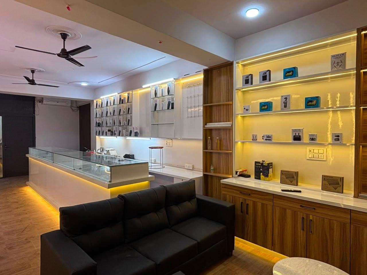 Fly World Gadget showroom
