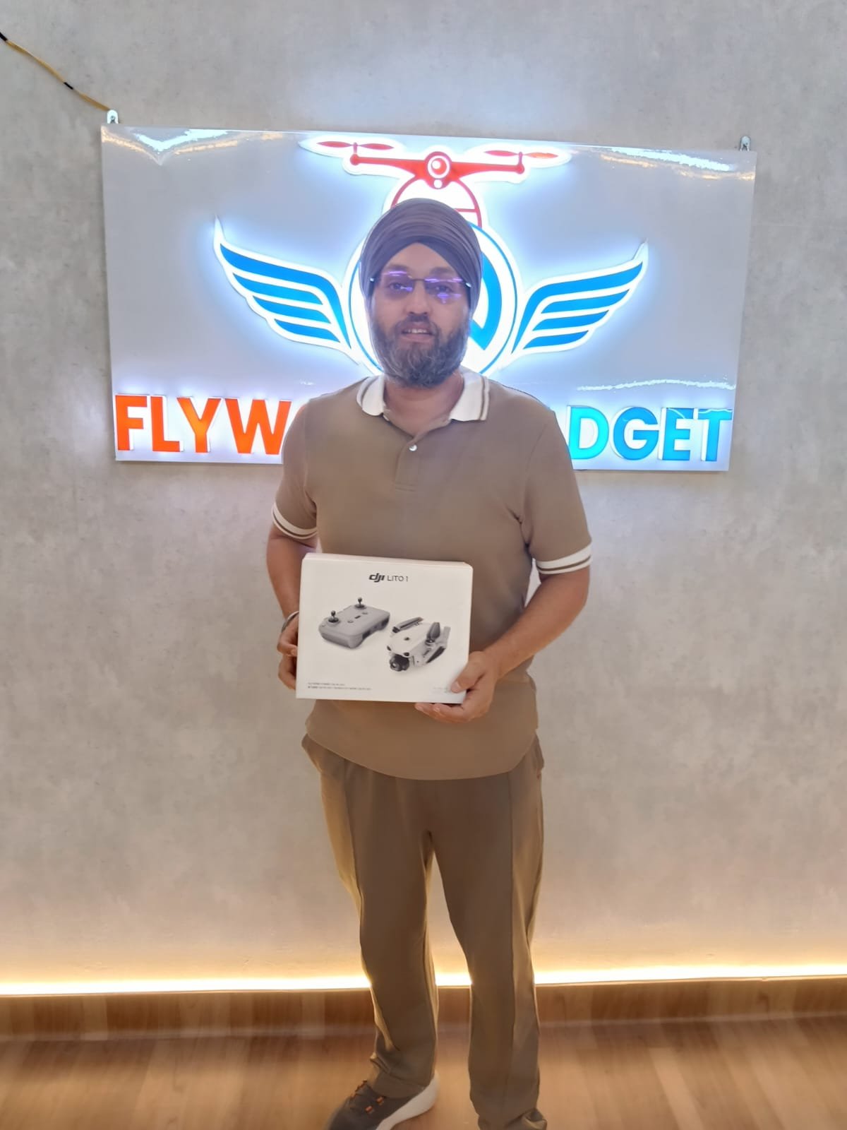 Fly World Gadget customer