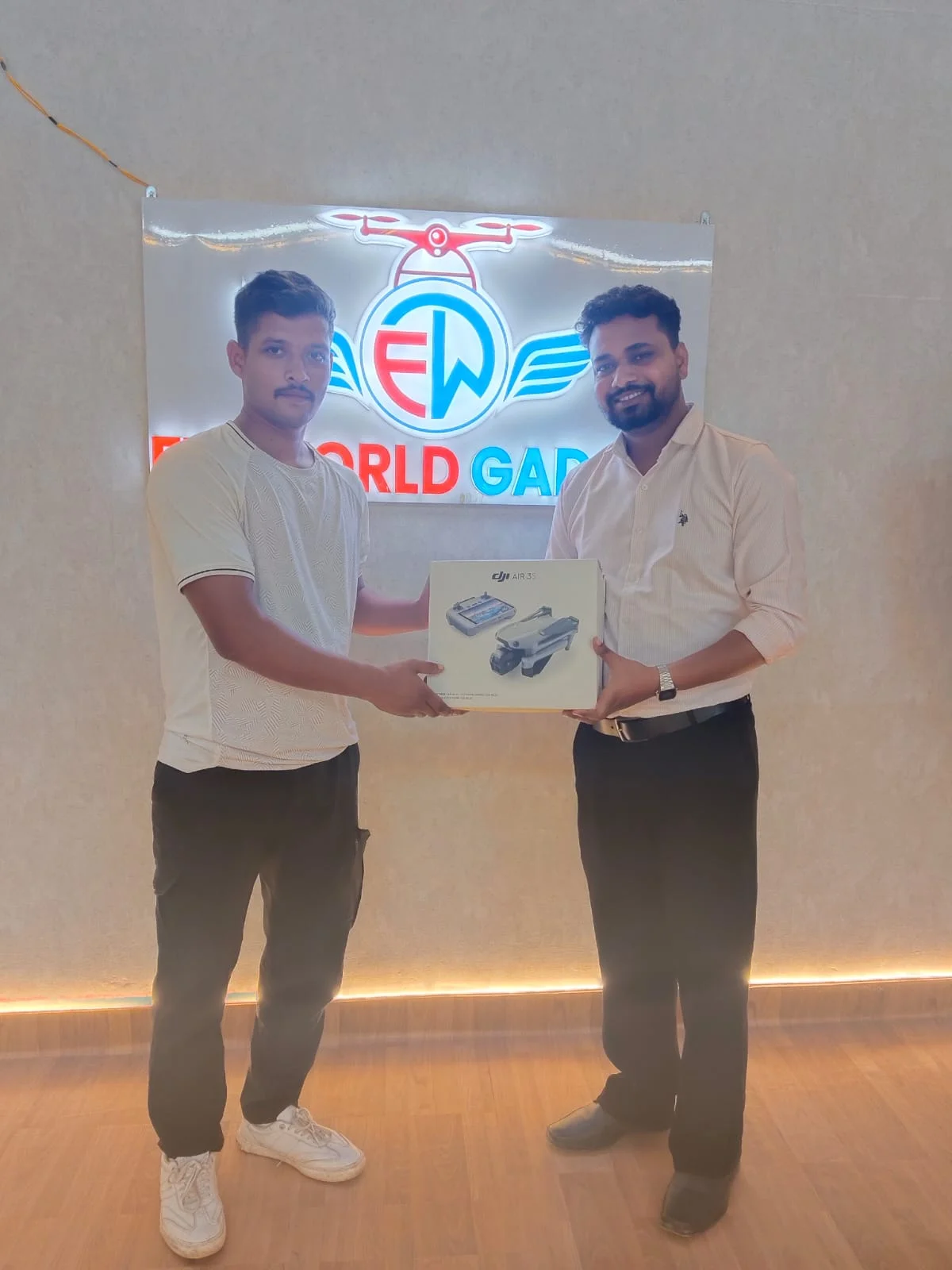 Flyworld Gadget customer